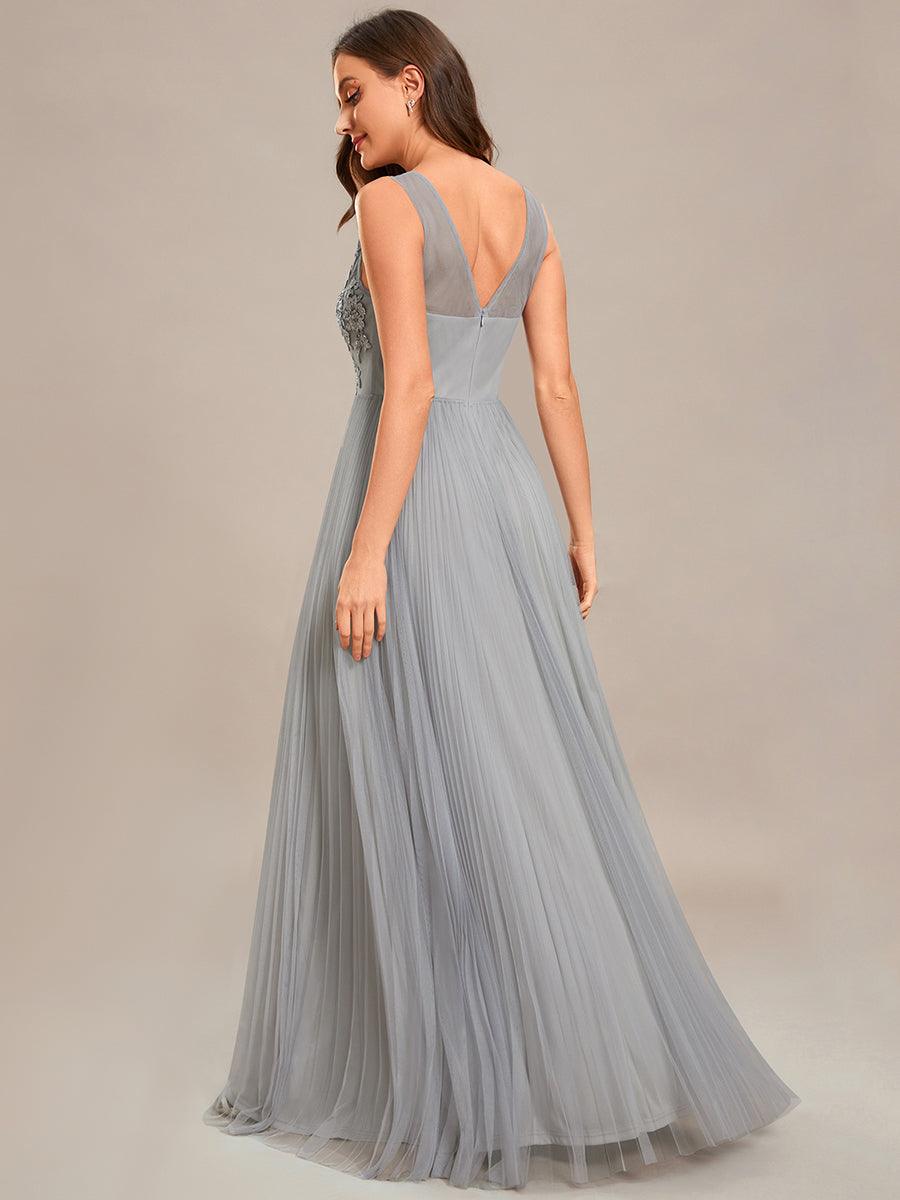 Robe de soirée en tulle trapèze sans manches avec corsage brodé d'appliques exquises #Couleur_Gris Robe de soirée en tulle trapèze sans manches avec corsage brodé d'appliques exquises