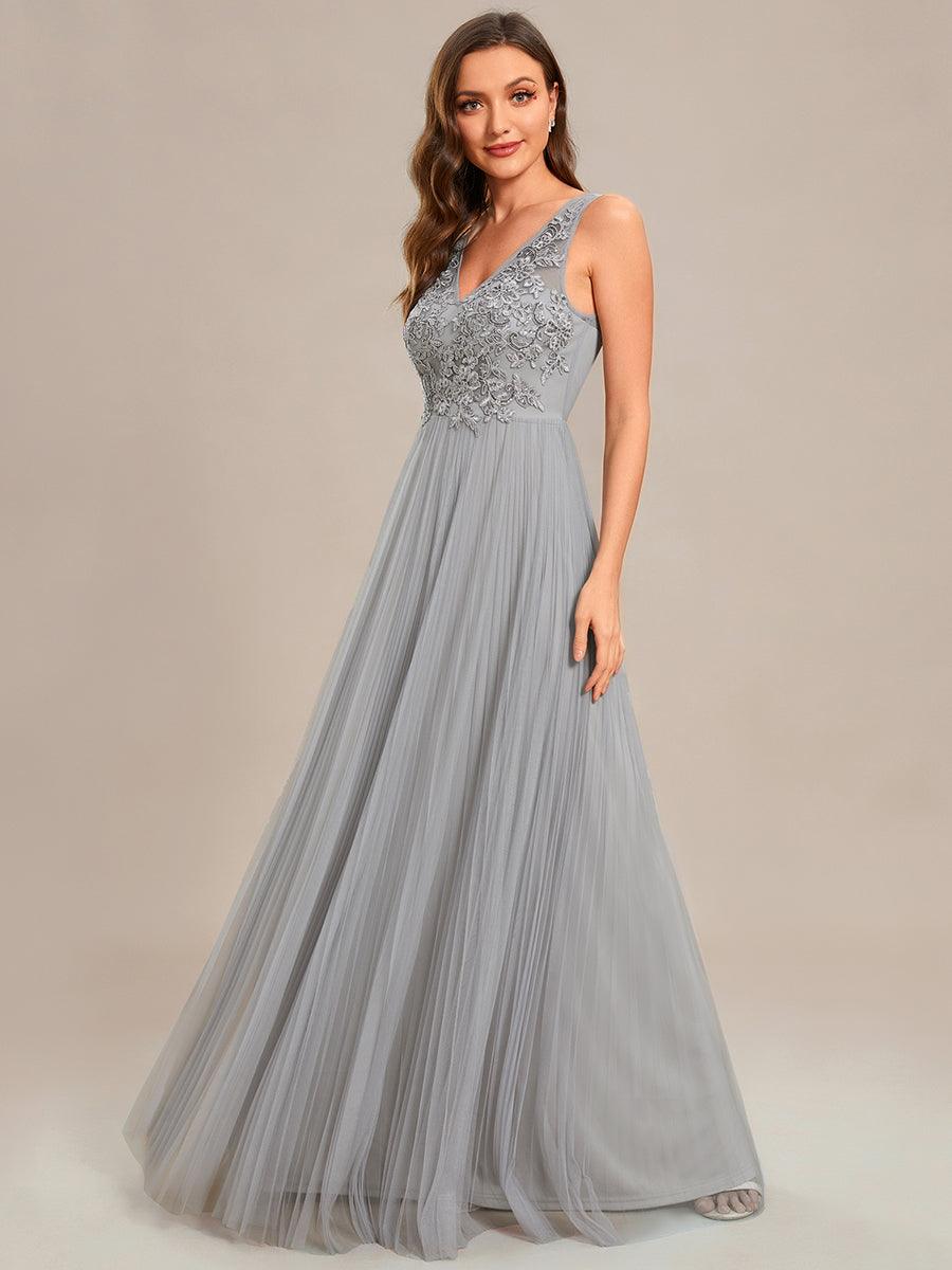 Robe de soirée en tulle trapèze sans manches avec corsage brodé d'appliques exquises #Couleur_Gris Robe de soirée en tulle trapèze sans manches avec corsage brodé d'appliques exquises