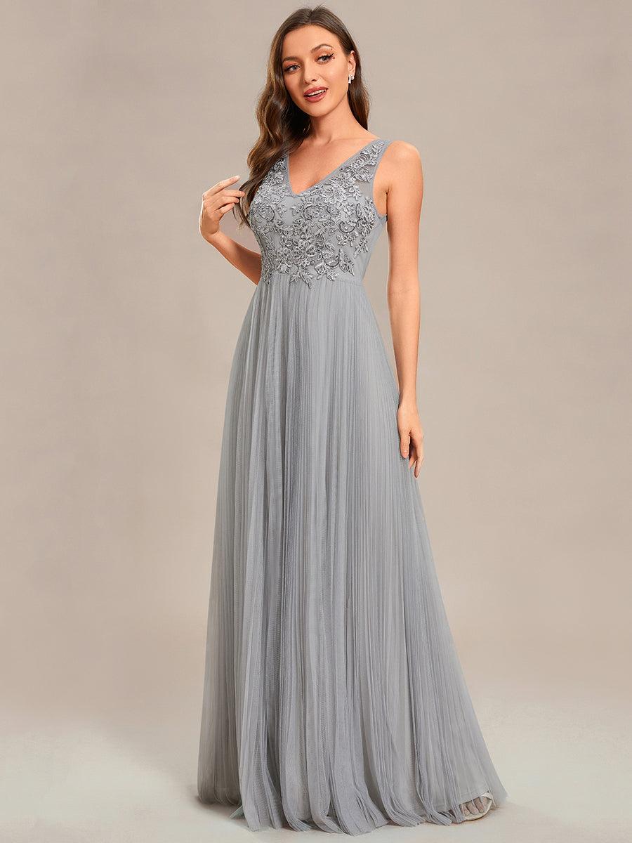 Robe de soirée en tulle trapèze sans manches avec corsage brodé d'appliques exquises #Couleur_Gris Robe de soirée en tulle trapèze sans manches avec corsage brodé d'appliques exquises