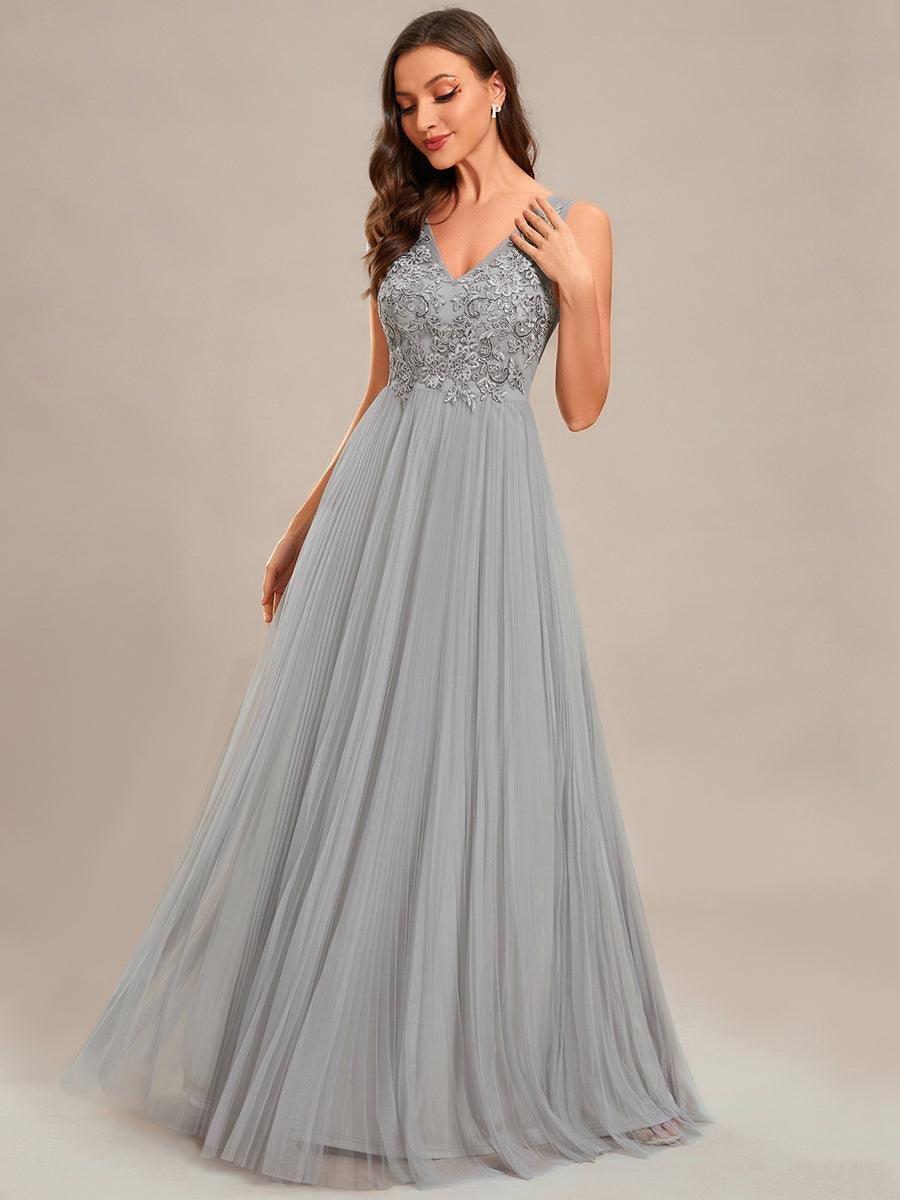 Robe de soirée en tulle trapèze sans manches avec corsage brodé d'appliques exquises #Couleur_Gris Robe de soirée en tulle trapèze sans manches avec corsage brodé d'appliques exquises
