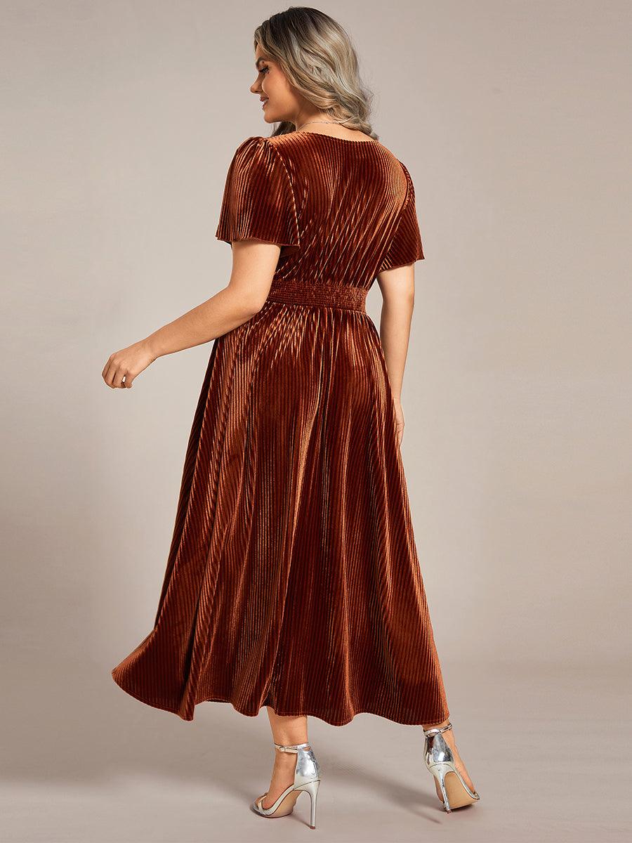 Robe d'invité de mariage mi-longue en velours d'automne à manches courtes et col en V gracieux#Couleur_Caramel Robe d'invité de mariage mi-longue en velours d'automne à manches courtes et col en V gracieux