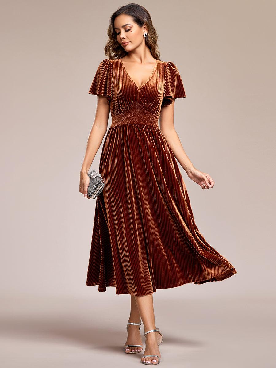 Robe d'invité de mariage mi-longue en velours d'automne à manches courtes et col en V gracieux#Couleur_Caramel Robe d'invité de mariage mi-longue en velours d'automne à manches courtes et col en V gracieux