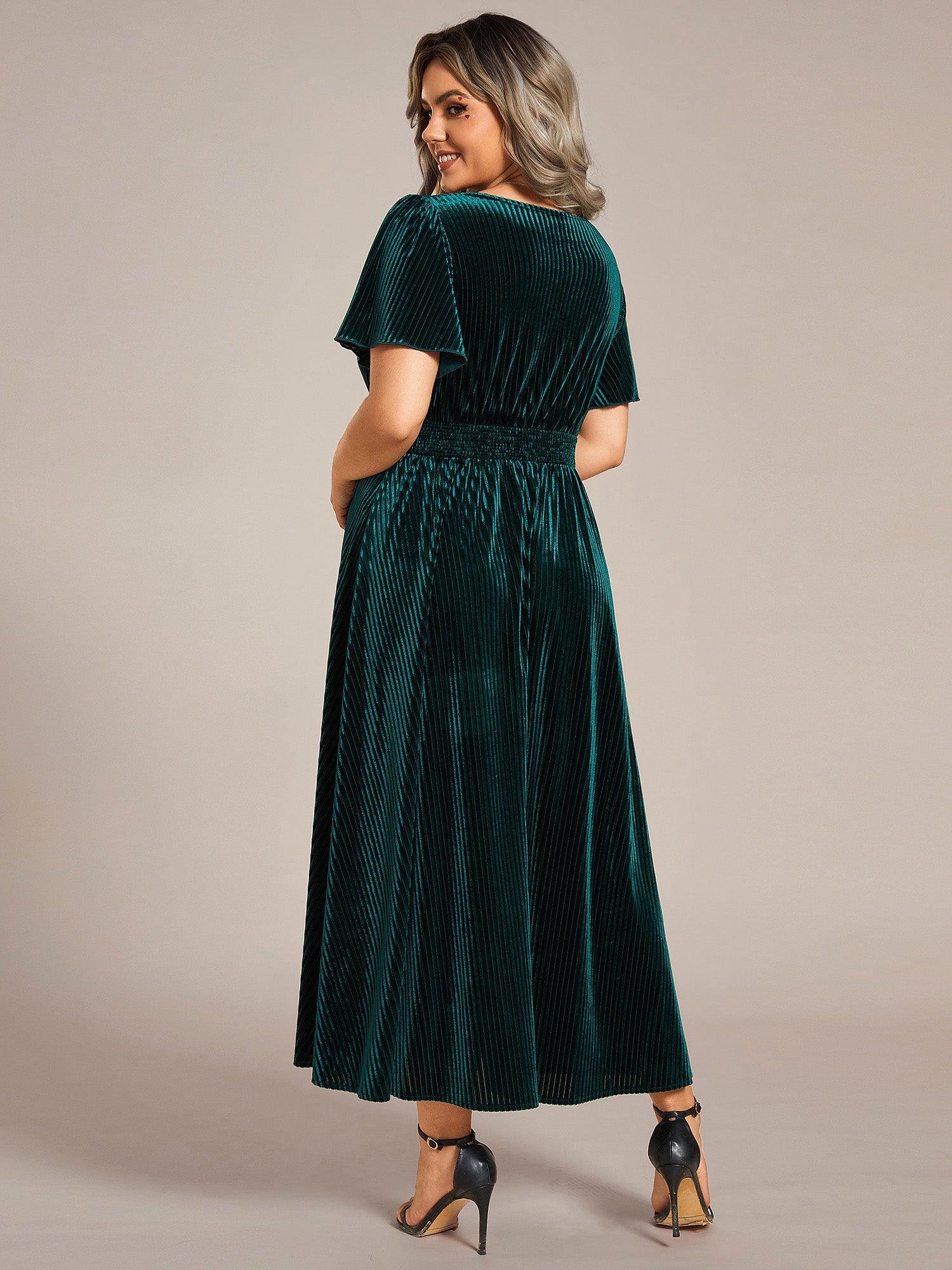 Grande taille Robe d'invité de mariage mi-longue en velours d'automne à manches courtes et col en V gracieux#Couleur_Vert Fonce