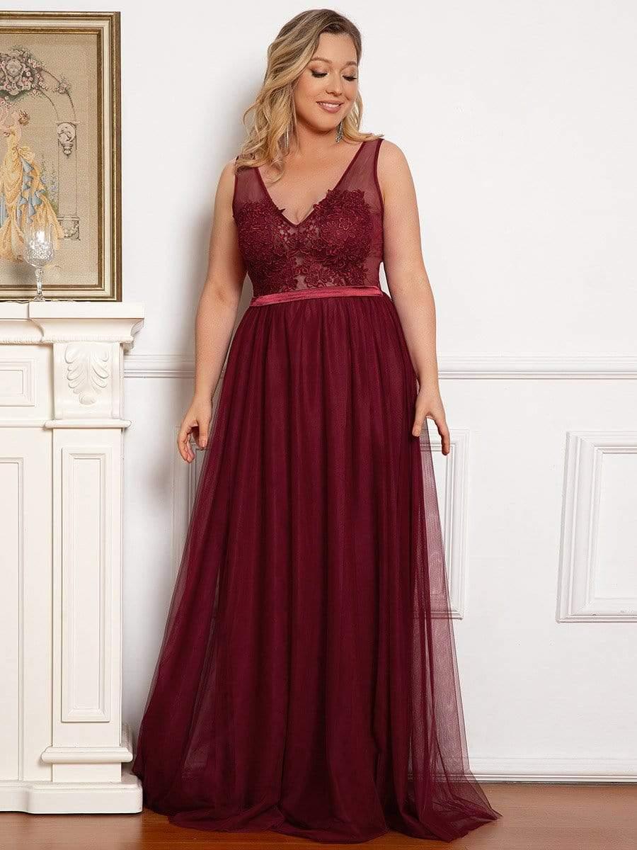 Robe de demoiselle d'honneur avec appliques en dentelle florale et col en V pour femmes de grande taille #Couleur_Bordeaux