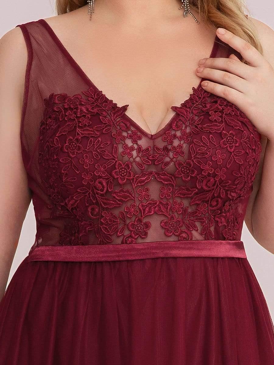 Robe de demoiselle d'honneur avec appliques en dentelle florale et col en V pour femmes de grande taille #Couleur_Bordeaux