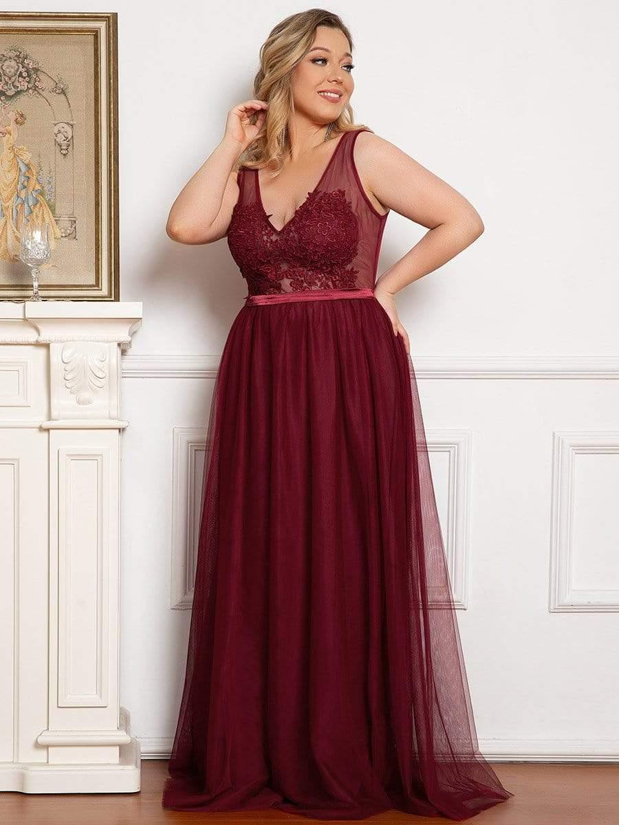 Robe de demoiselle d'honneur avec appliques en dentelle florale et col en V pour femmes de grande taille #Couleur_Bordeaux