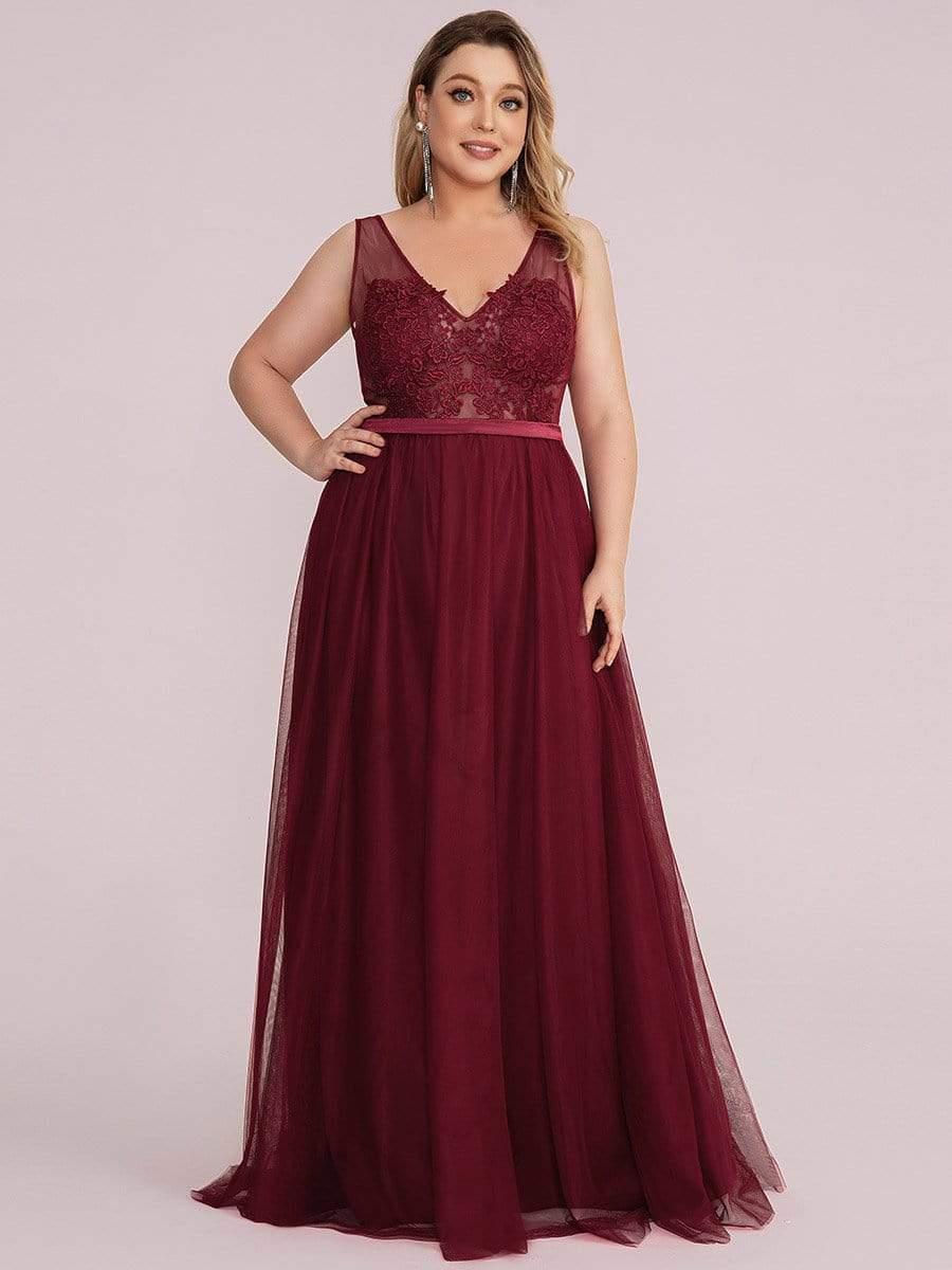 Robe de demoiselle d'honneur avec appliques en dentelle florale et col en V pour femmes de grande taille #Couleur_Bordeaux