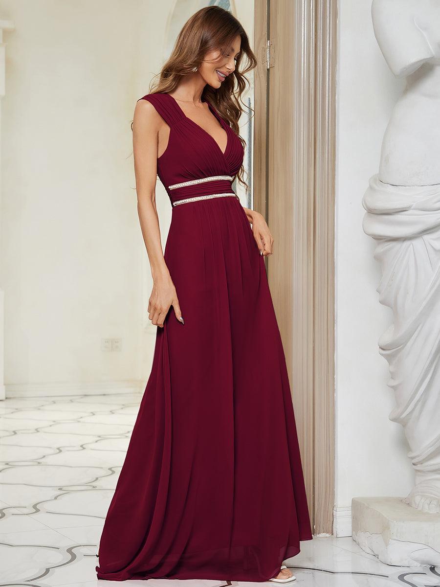 Robe longue de demoiselle d'honneur froncée à col en V #Couleur_Bordeaux