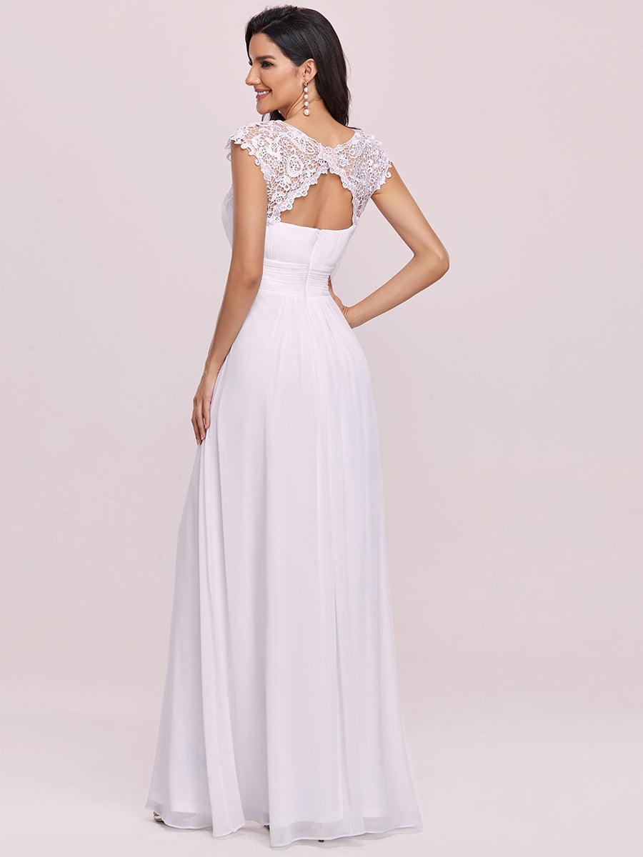 Robe de mariée en mousseline plissée unie avec décorations en dentelle #Couleur_Blanc