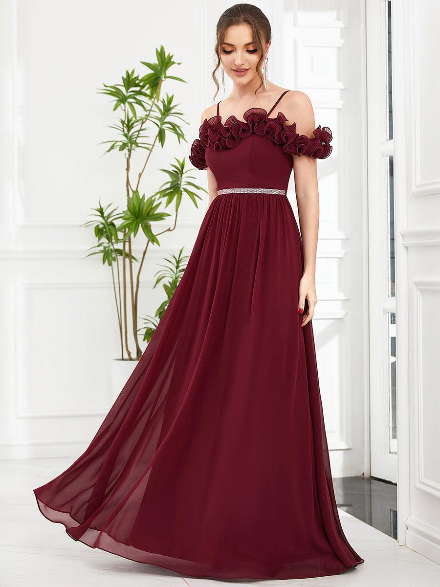 Robe demoiselle d'honneur en mousseline épaules dénudées bretelles fines à volants #Couleur_Bordeaux Robe demoiselle d'honneur en mousseline épaules dénudées bretelles fines à volants