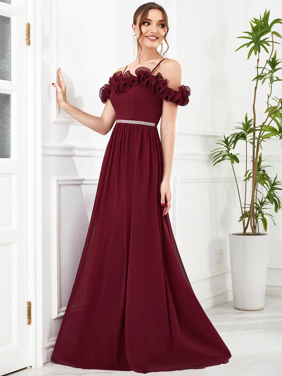Robe demoiselle d'honneur en mousseline épaules dénudées bretelles fines à volants #Couleur_Bordeaux Robe demoiselle d'honneur en mousseline épaules dénudées bretelles fines à volants