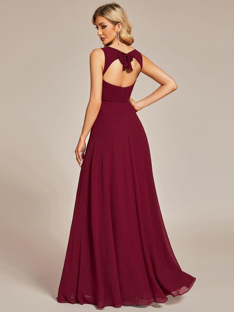 Robe demoiselle d'honneur sans manches mousseline avec découpe au dos #Couleur_Bordeaux Robe demoiselle d'honneur sans manches mousseline avec découpe au dos