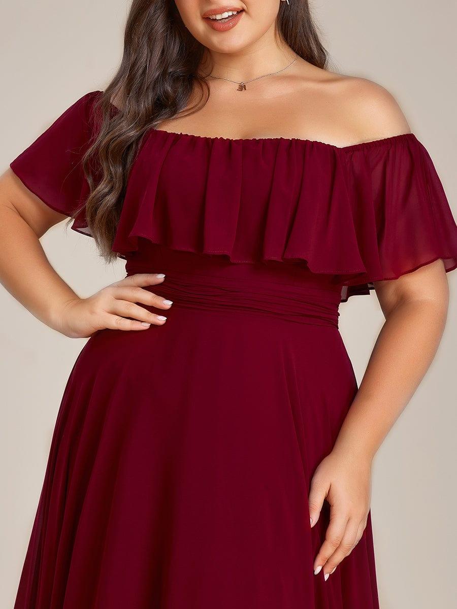 Robe demoiselle d'honneur fluide en mousseline épaules dénudées grande taille #couleur_Bordeaux