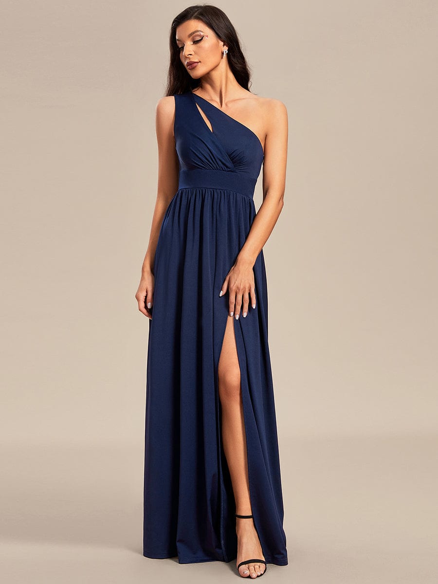 Robe demoiselle d'honneur à une épaule fendue décolleté creux #Couleur_Bleu Marine Robe demoiselle d'honneur à une épaule fendue décolleté creux