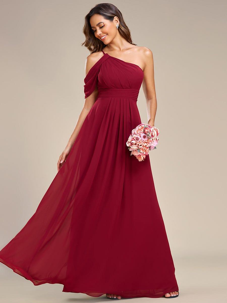 Robe asymétrique mousseline plissée dos nu à une épaule #Couleur_Bordeaux Robe asymétrique mousseline plissée dos nu à une épaule