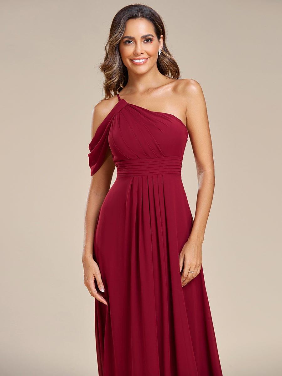 Robe asymétrique mousseline plissée dos nu à une épaule #Couleur_Bordeaux Robe asymétrique mousseline plissée dos nu à une épaule
