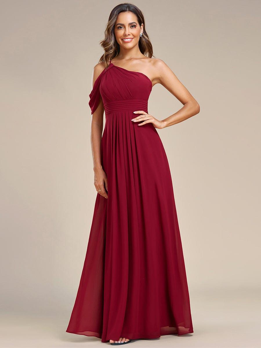 Robe asymétrique mousseline plissée dos nu à une épaule #Couleur_Bordeaux Robe asymétrique mousseline plissée dos nu à une épaule