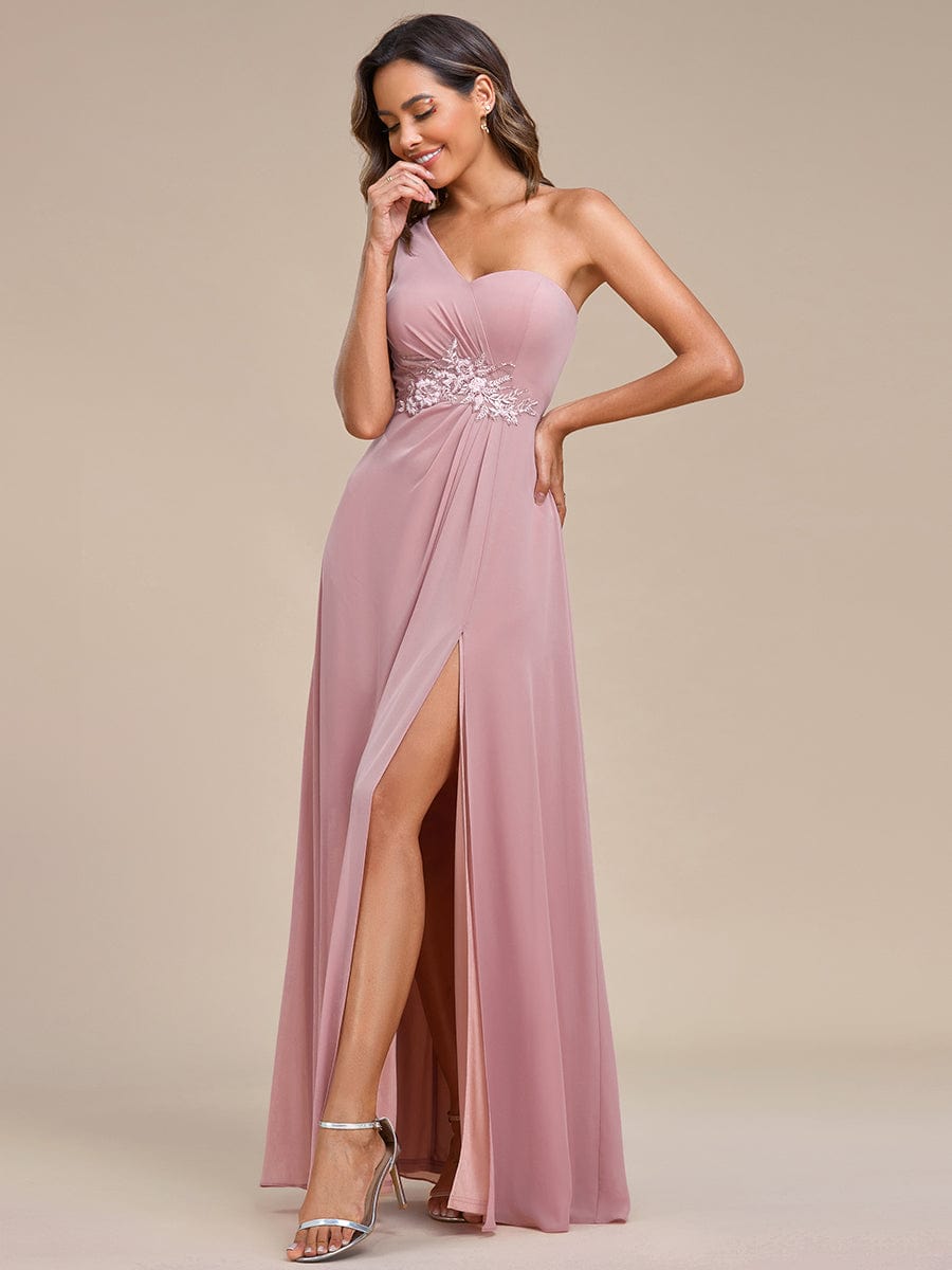 Robe demoiselle d'honneur A ligne à une épaule avec appliques à la taille fente haute #Couleur_Rose fumee Robe demoiselle d'honneur A ligne à une épaule avec appliques à la taille fente haute