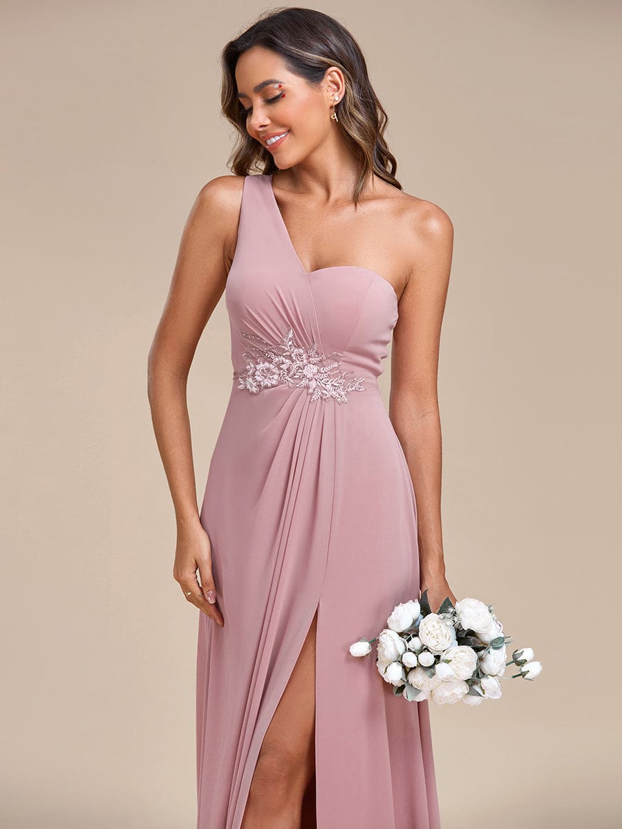 Robe demoiselle d'honneur A ligne à une épaule avec appliques à la taille fente haute #Couleur_Rose fumee Robe demoiselle d'honneur A ligne à une épaule avec appliques à la taille fente haute