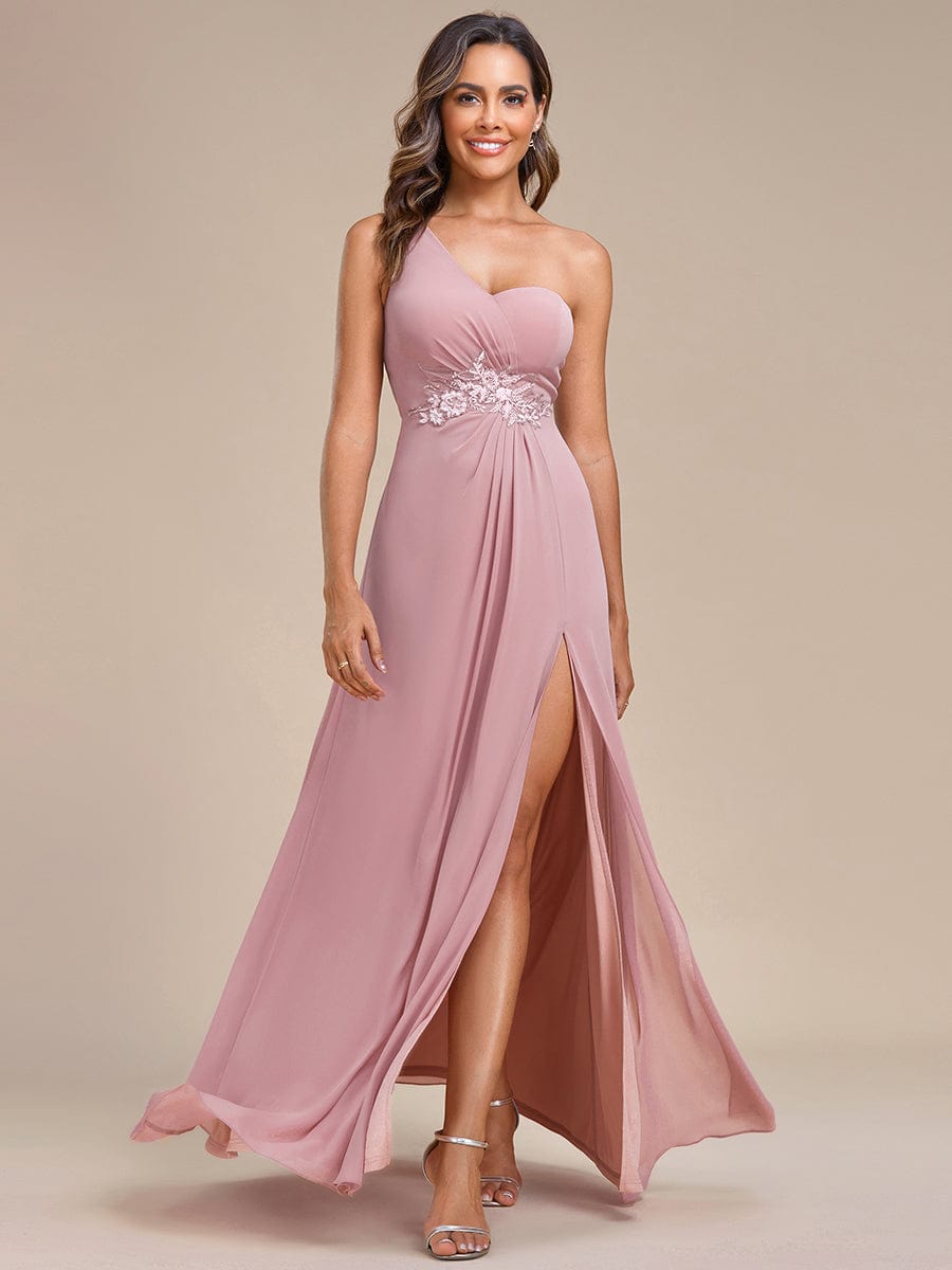 Robe demoiselle d'honneur A ligne à une épaule avec appliques à la taille fente haute #Couleur_Rose fumee Robe demoiselle d'honneur A ligne à une épaule avec appliques à la taille fente haute