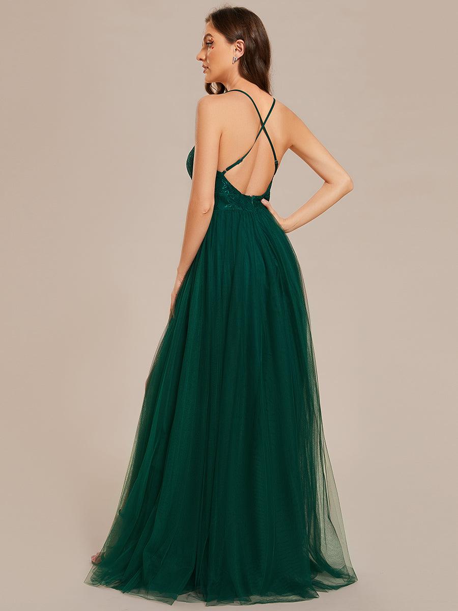 Robe de demoiselle d'honneur en tulle à bretelles spaghetti et dos croisé avec haut en dentelle et fente haute #Couleur_Vert Fonce Robe de demoiselle d'honneur en tulle à bretelles spaghetti et dos croisé avec haut en dentelle et fente haute