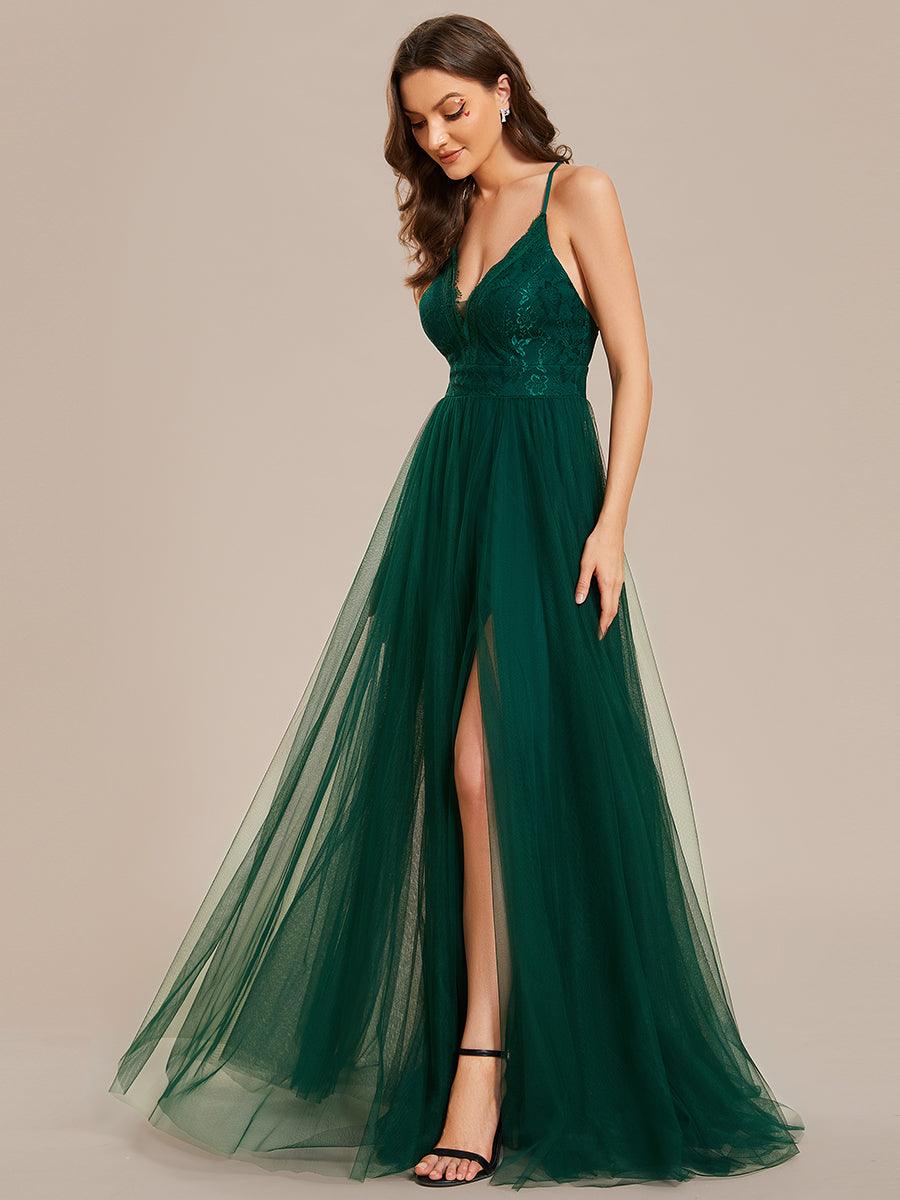 Robe de demoiselle d'honneur en tulle à bretelles spaghetti et dos croisé avec haut en dentelle et fente haute #Couleur_Vert Fonce Robe de demoiselle d'honneur en tulle à bretelles spaghetti et dos croisé avec haut en dentelle et fente haute