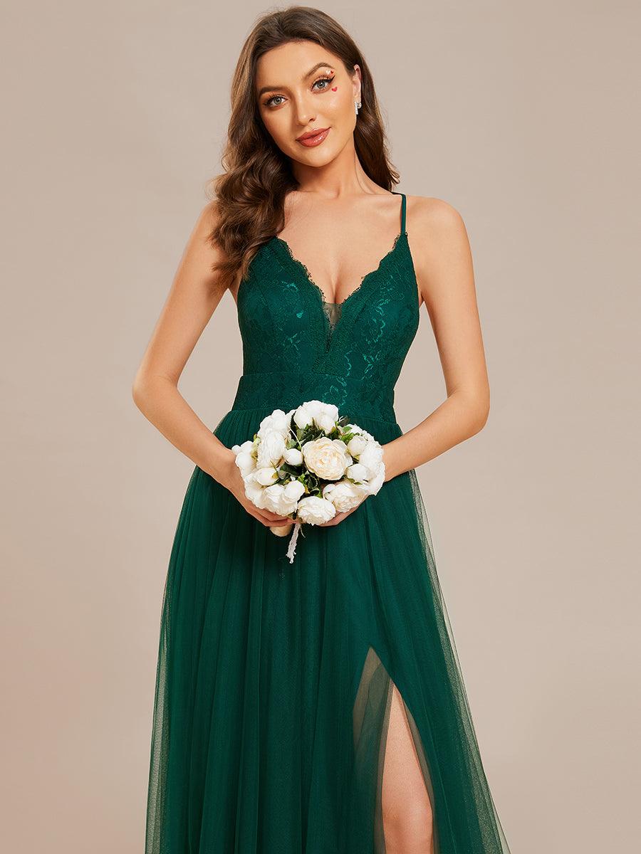 Robe de demoiselle d'honneur en tulle à bretelles spaghetti et dos croisé avec haut en dentelle et fente haute #Couleur_Vert Fonce Robe de demoiselle d'honneur en tulle à bretelles spaghetti et dos croisé avec haut en dentelle et fente haute