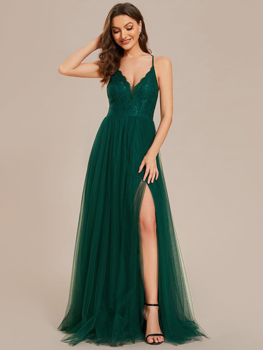 Robe de demoiselle d'honneur en tulle à bretelles spaghetti et dos croisé avec haut en dentelle et fente haute #Couleur_Vert Fonce Robe de demoiselle d'honneur en tulle à bretelles spaghetti et dos croisé avec haut en dentelle et fente haute