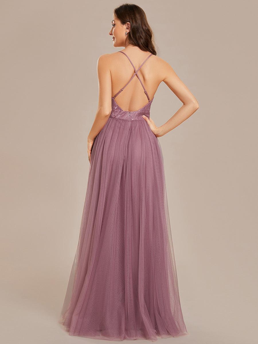 Robe de demoiselle d'honneur en tulle à bretelles spaghetti et dos croisé avec haut en dentelle et fente haute #Couleur_Vert Fonce Robe de demoiselle d'honneur en tulle à bretelles spaghetti et dos croisé avec haut en dentelle et fente haute