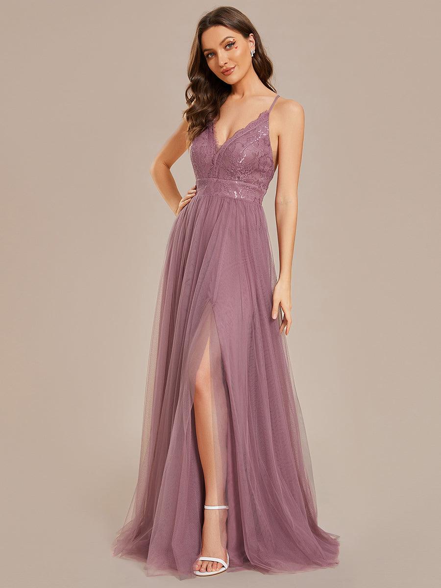 Robe de demoiselle d'honneur en tulle à bretelles spaghetti et dos croisé avec haut en dentelle et fente haute #Couleur_Vert Fonce Robe de demoiselle d'honneur en tulle à bretelles spaghetti et dos croisé avec haut en dentelle et fente haute