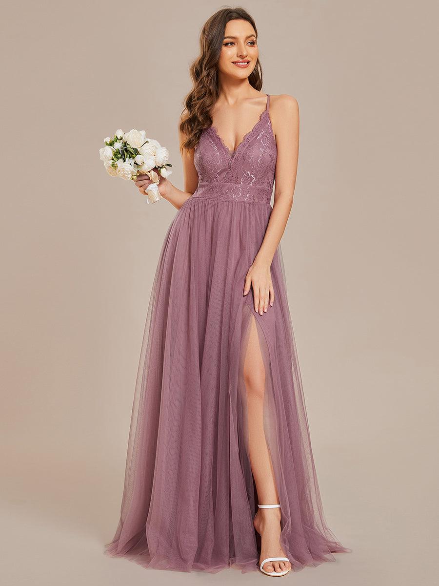 Robe de demoiselle d'honneur en tulle à bretelles spaghetti et dos croisé avec haut en dentelle et fente haute #Couleur_Vert Fonce Robe de demoiselle d'honneur en tulle à bretelles spaghetti et dos croisé avec haut en dentelle et fente haute