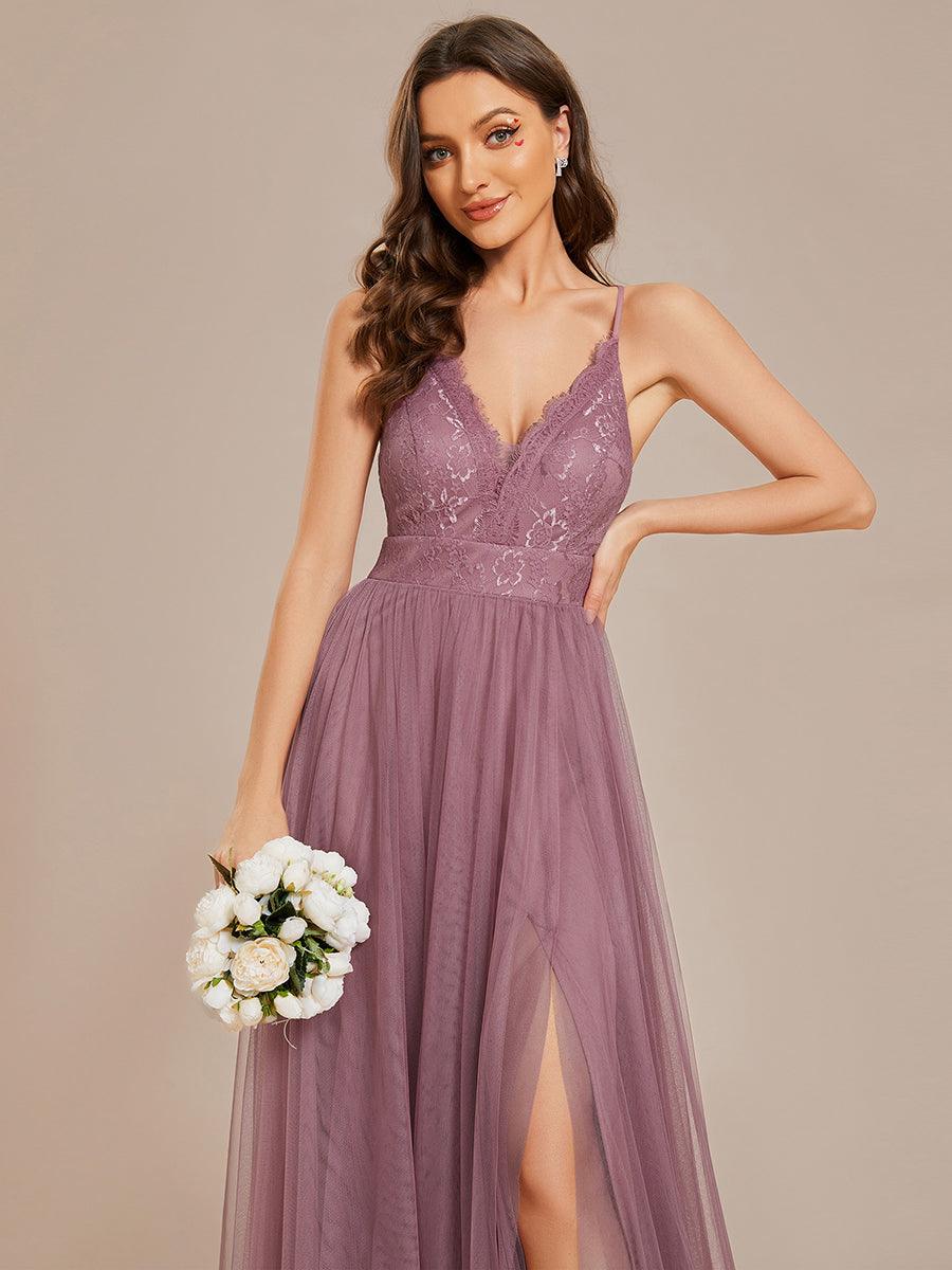 Robe de demoiselle d'honneur en tulle à bretelles spaghetti et dos croisé avec haut en dentelle et fente haute #Couleur_Vert Fonce Robe de demoiselle d'honneur en tulle à bretelles spaghetti et dos croisé avec haut en dentelle et fente haute