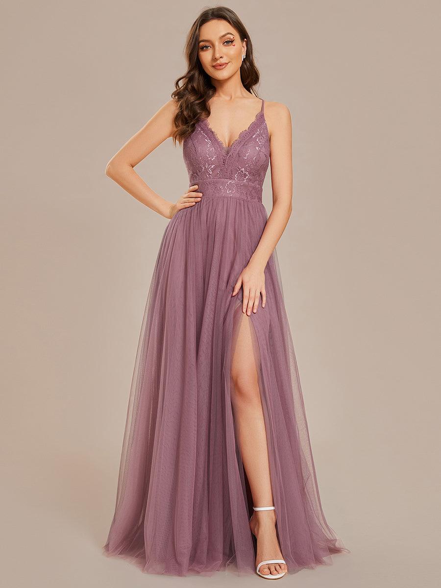Robe de demoiselle d'honneur en tulle à bretelles spaghetti et dos croisé avec haut en dentelle et fente haute #Couleur_Vert Fonce Robe de demoiselle d'honneur en tulle à bretelles spaghetti et dos croisé avec haut en dentelle et fente haute