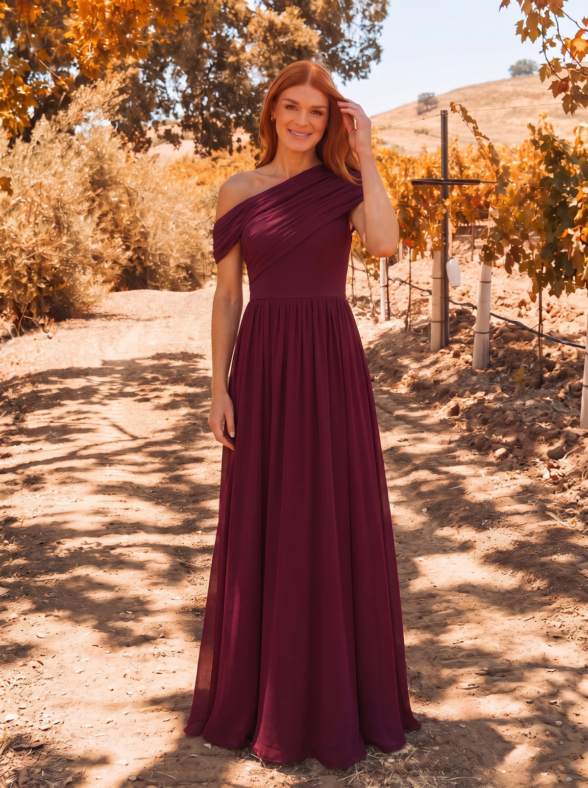 Robe longue asymétrique sans bretelles en A avec détail froncé #Couleur_Bordeaux