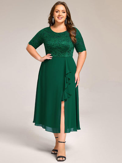 Robe de soirée trapèze fendue à manches courtes et col rond avec haut en dentelle grande taille
