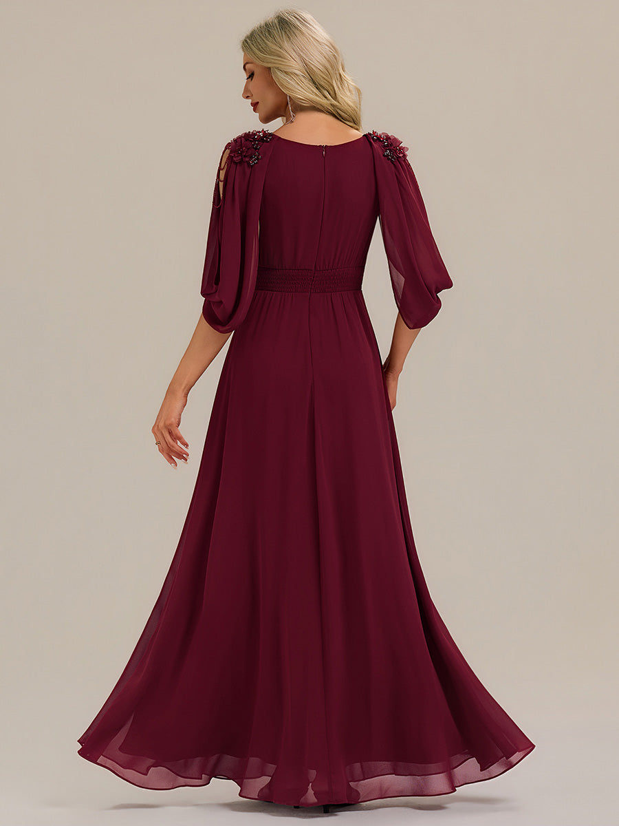 Robe de soirée chic à manches mi-longues en imprimé floral avec appliqués décolleté en V profond coupe A longueur de sol avec détails en perles #Couleur_Bordeaux