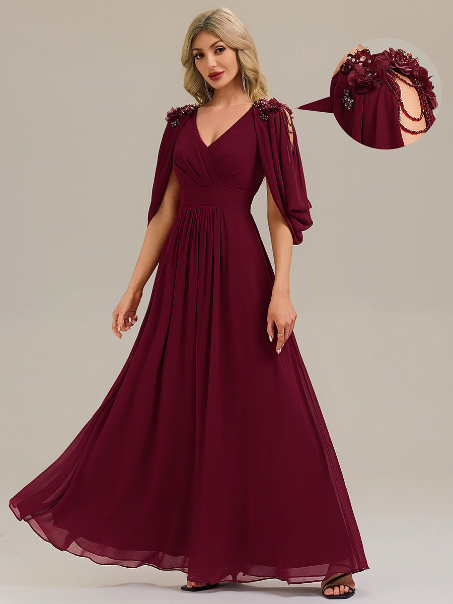 Robe de soirée chic à manches mi-longues en imprimé floral avec appliqués décolleté en V profond coupe A longueur de sol avec détails en perles #Couleur_Bordeaux