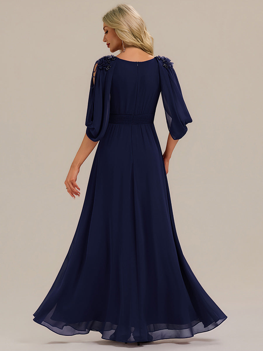 Robe de soirée chic à manches mi-longues en imprimé floral avec appliqués décolleté en V profond coupe A longueur de sol avec détails en perles #Couleur_Bleu Marine