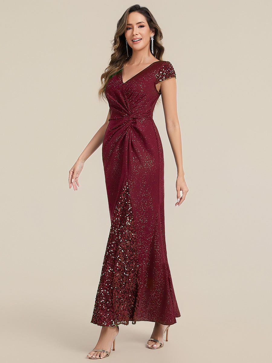 Robe moulante à manches courtes en stretch élevé avec décolleté en V noué et détails en sequins #Couleur_Bordeaux