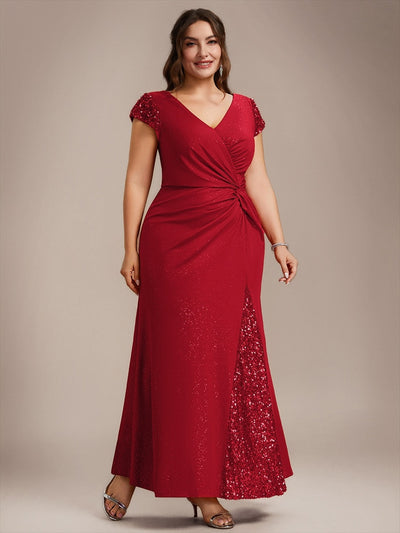 pretty KAIA|Robe moulante grande taille à manches courtes en stretch élevé avec décolleté en V noué et détails en sequins