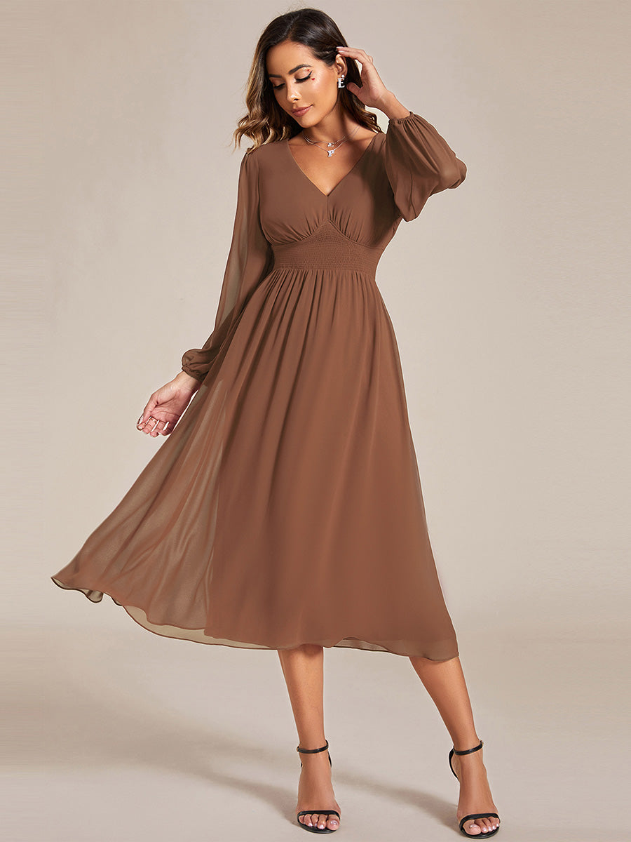 Robe mi-longue en satin à épaules dénudées et manches à volants #Couleur_Brun