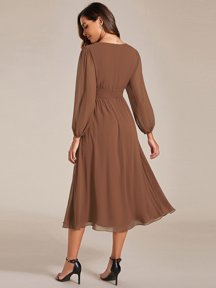Robe mi-longue en satin à épaules dénudées et manches à volants #Couleur_Brun