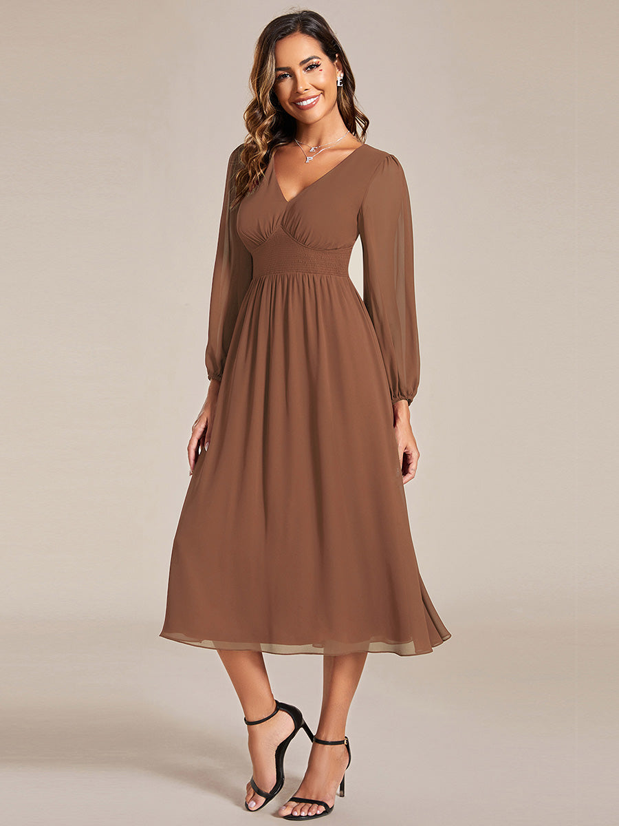 Robe mi-longue en satin à épaules dénudées et manches à volants #Couleur_Brun