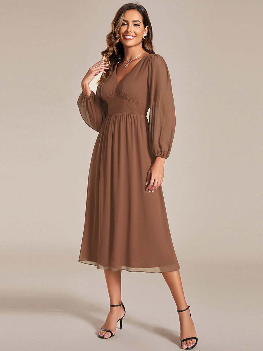 Robe mi-longue en satin à épaules dénudées et manches à volants #Couleur_Brun
