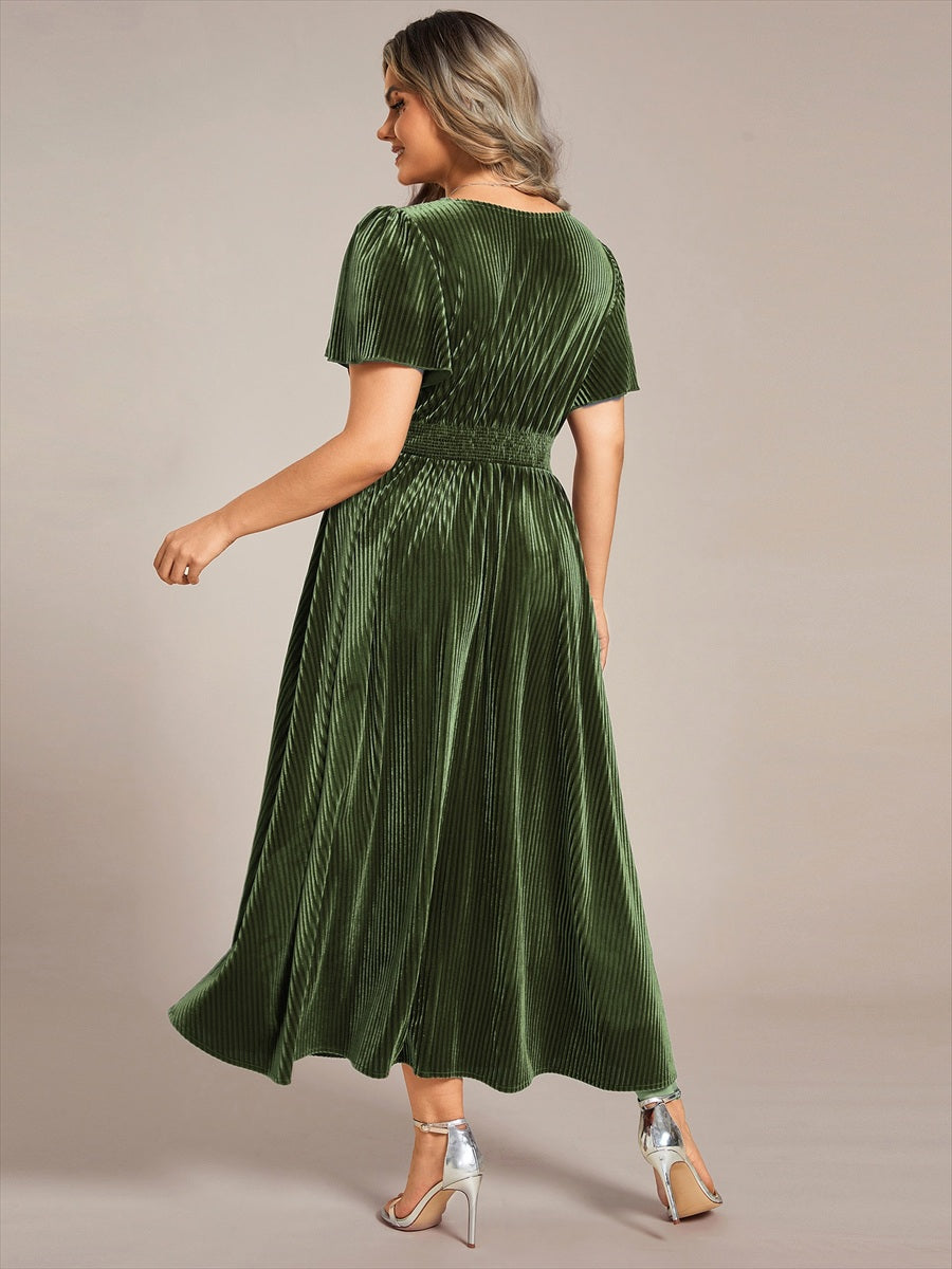 Robe d'invité de mariage mi-longue en velours d'automne à manches courtes et col en V gracieux #Couleur_Vert Olive