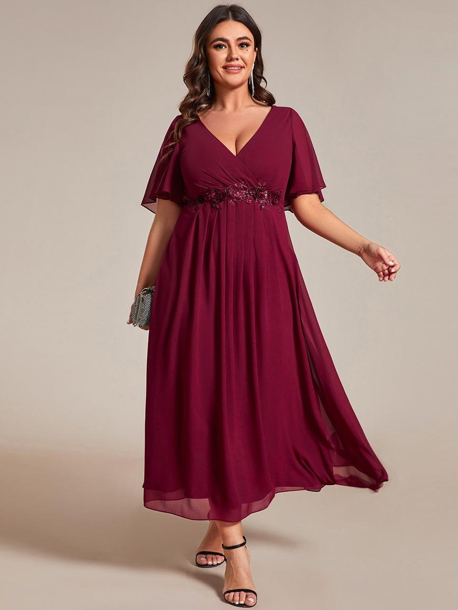 Robe d'invité de mariage mi-longue en mousseline de soie à col en V de grande taille avec applique à la taille #Couleur_Bordeaux