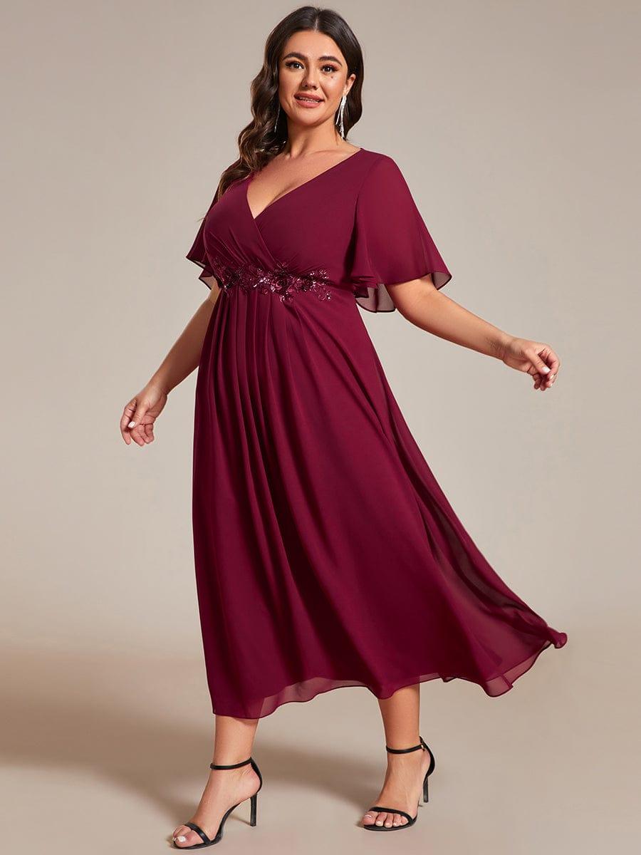 Robe d'invité de mariage mi-longue en mousseline de soie à col en V de grande taille avec applique à la taille #Couleur_Bordeaux