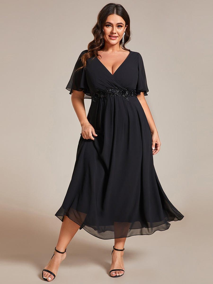Robe d'invité de mariage mi-longue en mousseline de soie à col en V de grande taille avec applique à la taille #Couleur_Noir