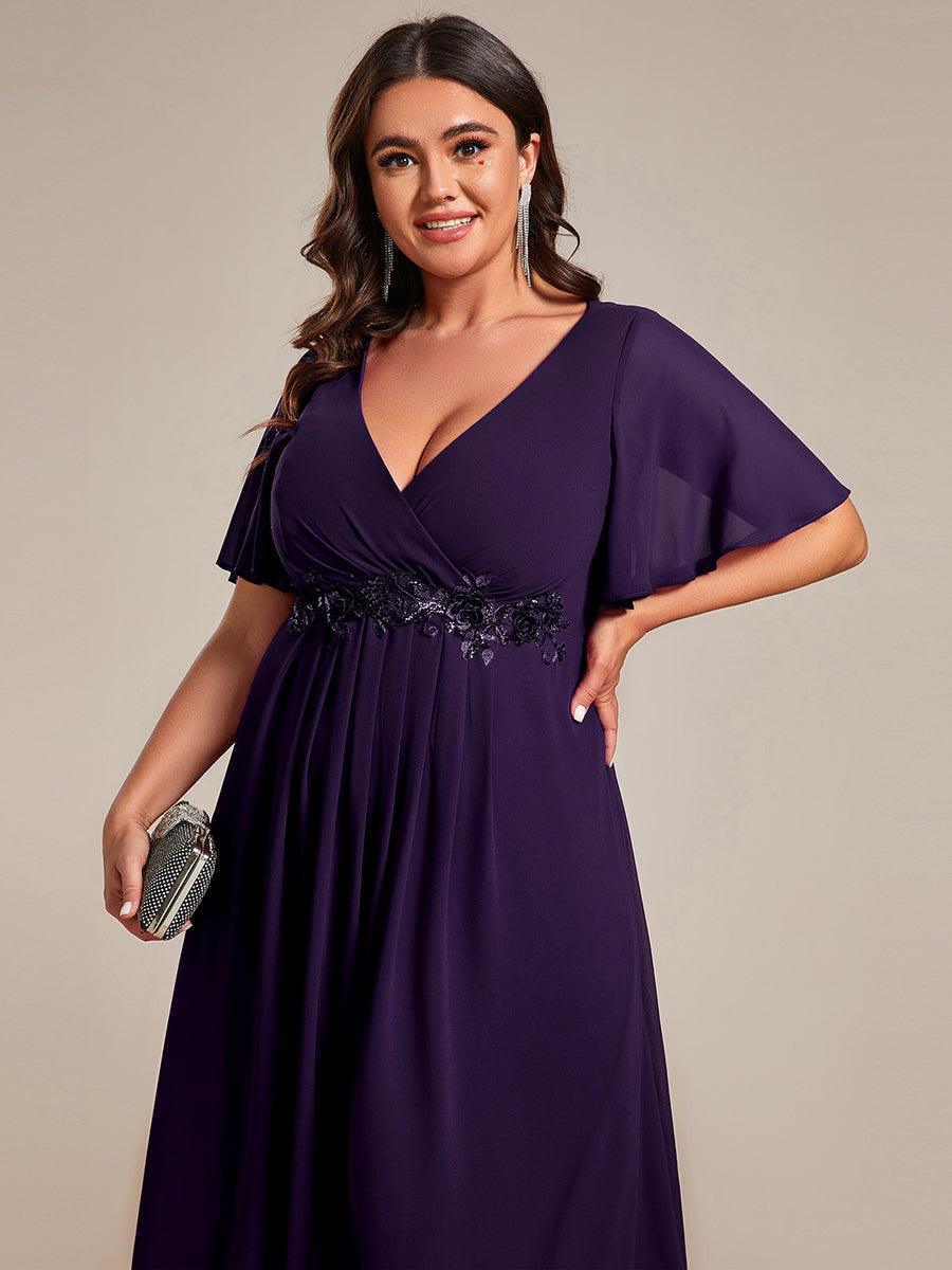 Robe d'invité de mariage mi-longue en mousseline de soie à col en V de grande taille avec applique à la taille #Couleur_Violet Fonce