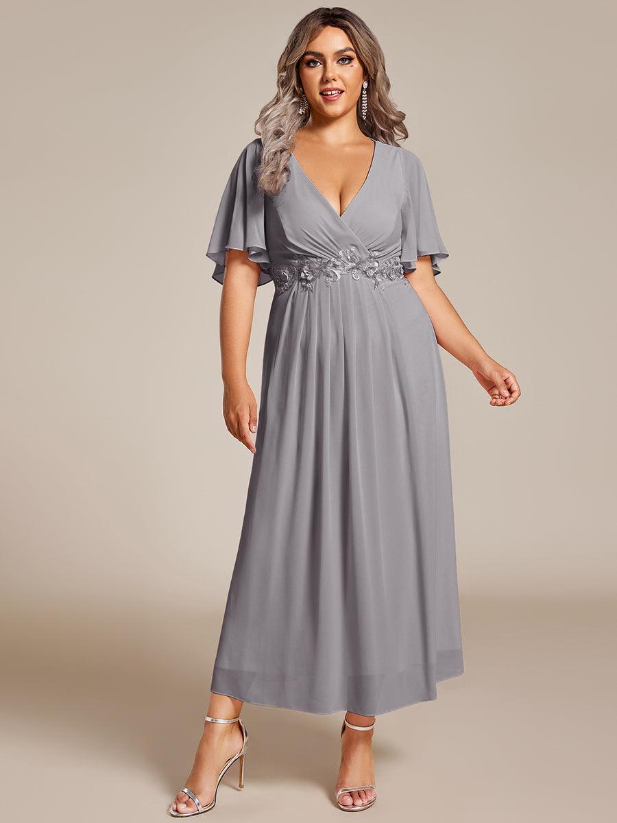 Robe d'invité de mariage mi-longue en mousseline de soie à col en V de grande taille avec applique à la taille #Couleur_Gris
